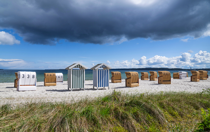 Strandkörbe und Strandhütten am Ostseestrand in Eckernförde