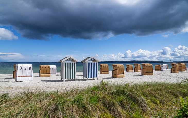 Strandkörbe und Strandhütten am Ostseestrand in Eckernförde