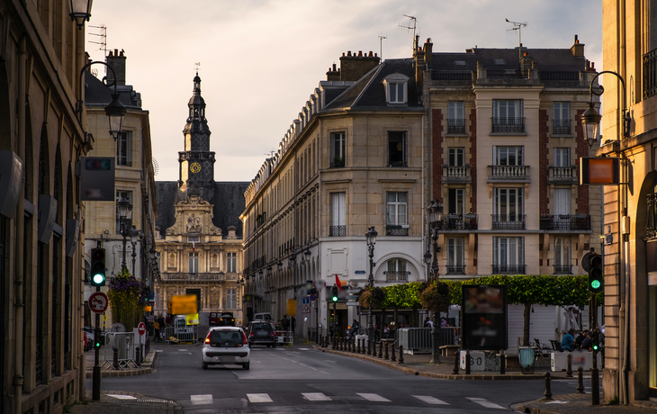Rathaus von Reims im Sonnenuntergang in der Champagne, Frankreich
