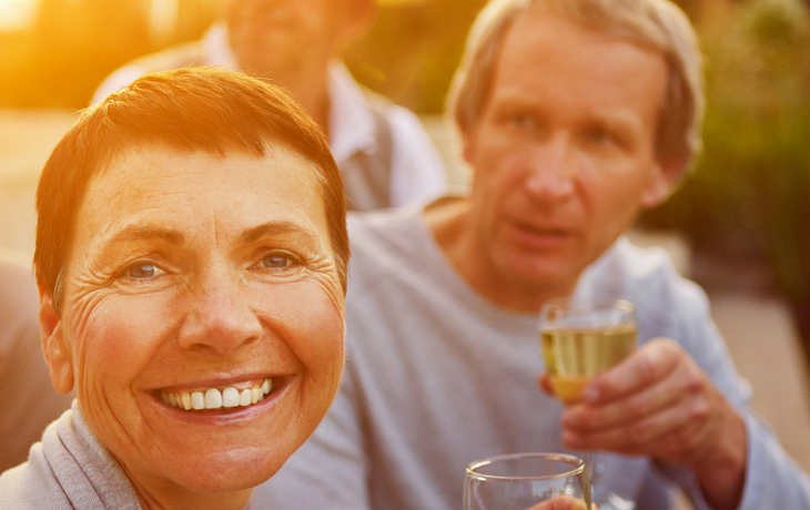 Frau feiert Geburtstag mit Champagner