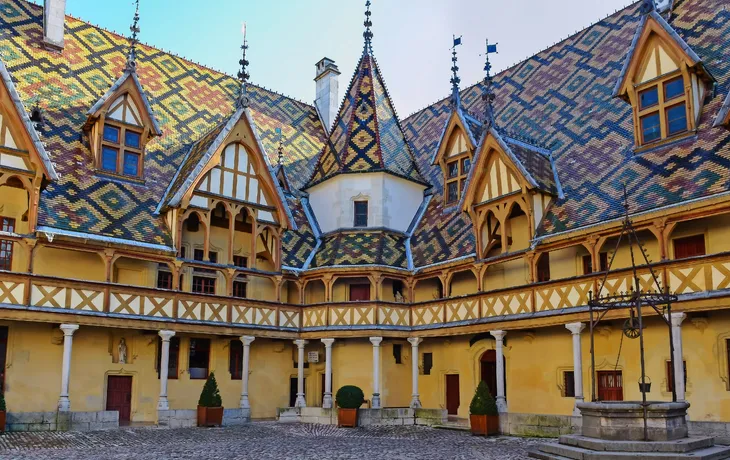 Beaune Hotel Dieu Colorfu Dächer