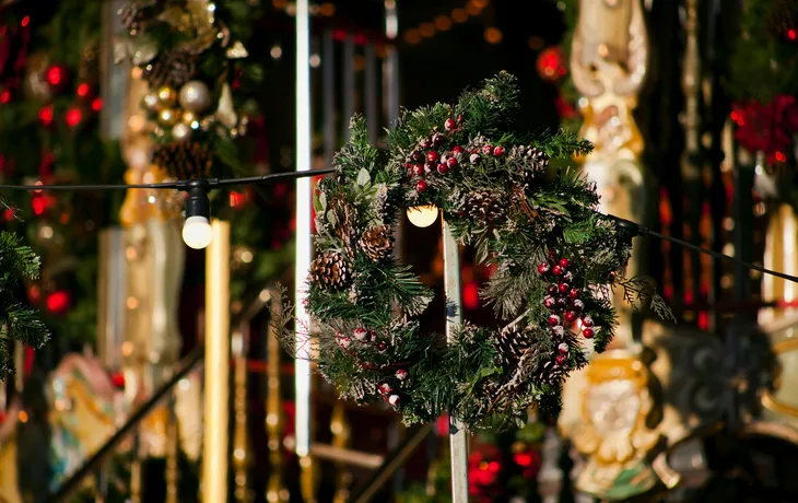 Weihnachtsdekorationdetail im Freien rotes und grünes.