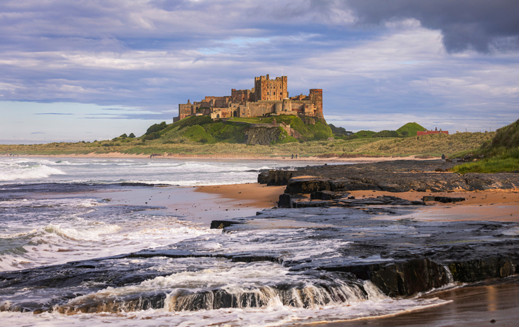 Bamburgh Castle an der Küste der englischen Grafschaft Northumberland