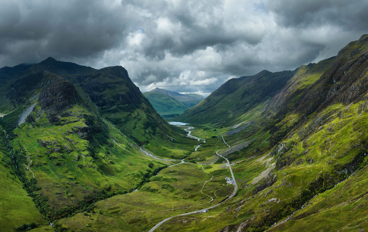 Luftbild von Glen Coe mit der Panoramastraße A82