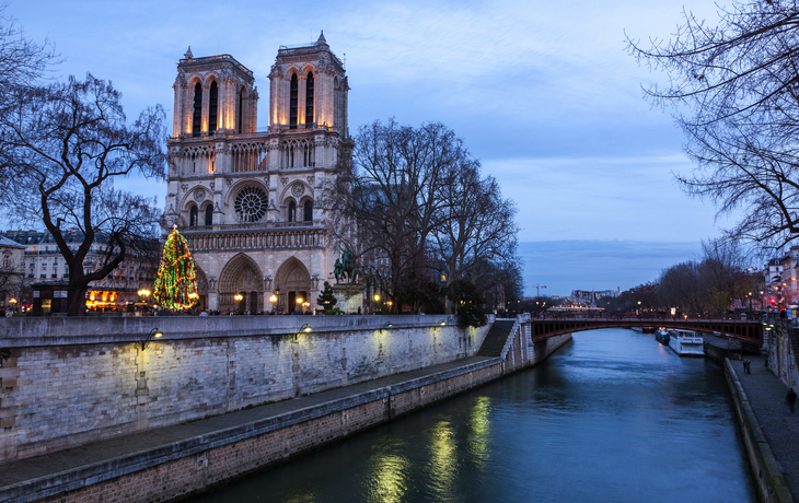 Notre-Dame de Paris bei Dämmerung