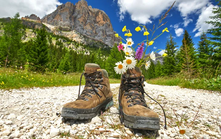 Wandern durch die Bergwelt der Dolomiten im Frühling