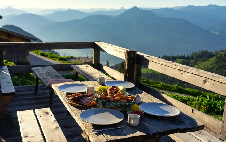 Frühstück in einer traditionellen Hütte auf einer Alm mit Obst und Wurst