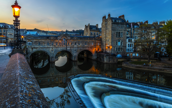 Pulteney Brücke in Bath in der Grafschaft Somerset am Fluss Avon, Vereinigtes Königreich