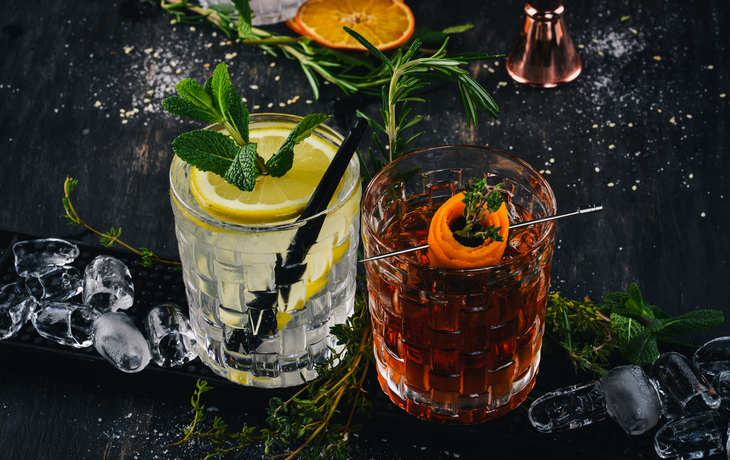 zwei alkoholische Cocktails auf schwarzem Tisch