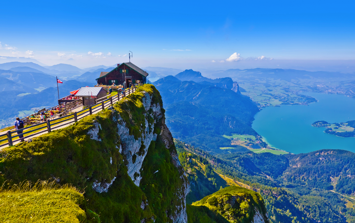 Panoramablick vom Schafberg auf den Mondsee in Österreich
