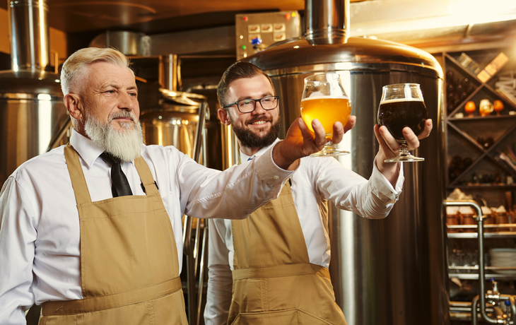 Spezialisten, die Gläser Bier betrachten