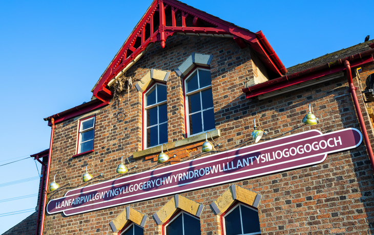Llanfairpwllgwyngyllgogerychwyrndrobwllllantysiliogogogoch in Wales