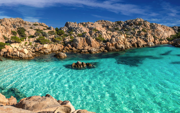 Cala Coticcio Beach auf der Insel La Maddalena vor der Nordostküste Sardiniens
