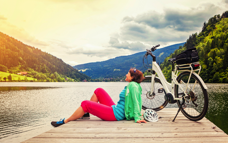 Frau macht eine Pause am See 