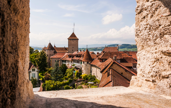 Murten, historische Altstadt, Schloss, Stadtmauer, Schweiz