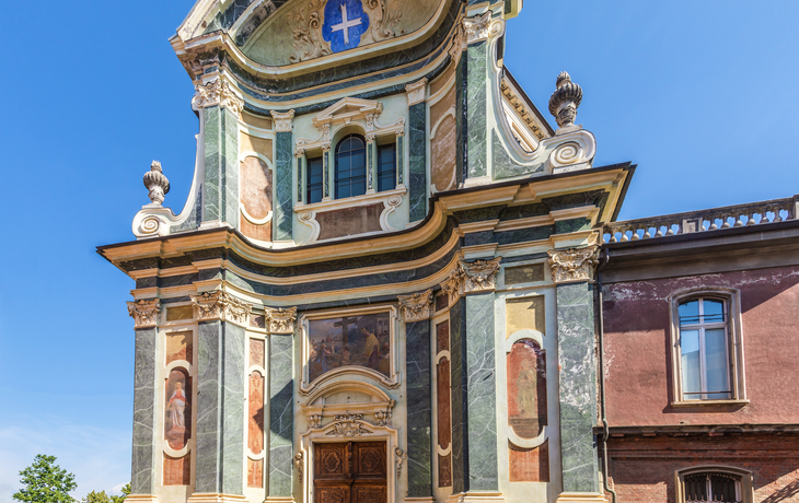 Blick auf die Kirche Santa Croce in den Straßen von Cuneo