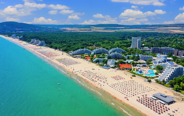 Luftaufnahme des Badeortes Albena im Sommer