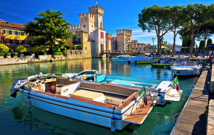 die Burg Rocca Scaligera in Sirmione am Gardasee, Italien