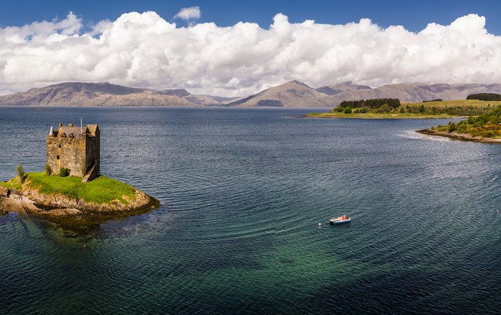 Luftaufnahme der schottischen Küste bei Portnacroish mit dem historischen Castle Stalker,Argyll,Bute,Schottland