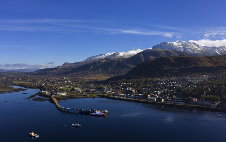Luftaufnahme von Fort William: Pier, Stadt und Berg Ben Nevis