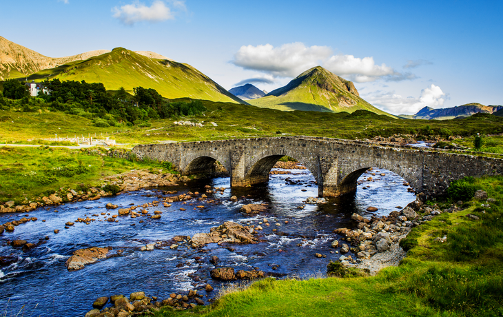 alte Backsteinbrücke über den Fluss in Sligachan - Isle of Skye