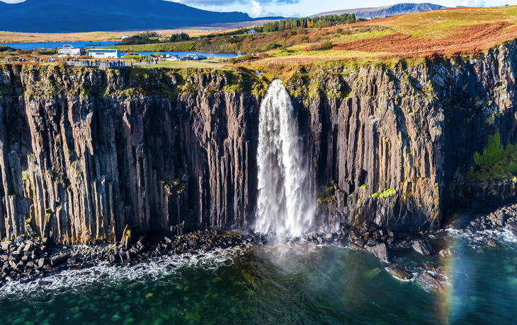 Klippen von Staffin mit dem berühmten Kilt Rock Wasserfall auf der Isle of Skye
