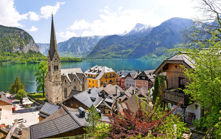 Hallstatt am Westufer des Hallstätter Sees im österreichischen Salzkammergut