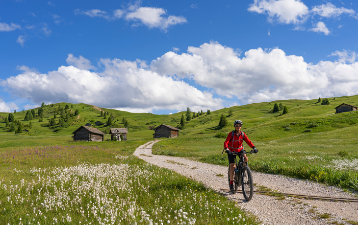Mountainbikerin in den Dolomiten