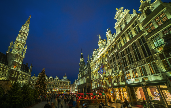 Brüsseler Grand Place in der Dämmerung zur Weihnachtszeit
