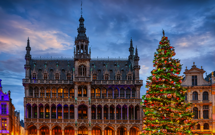 Blick auf den Grand Place in Brüssel zur Weihnachtszeit 