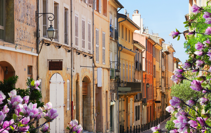 Altstadtstraße von Aix-en-Provence im Frühling, Frankreich
