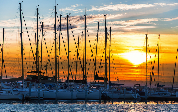 Sonnenuntergang im Hafen von Port Camargue in Le Grau-du-Roi