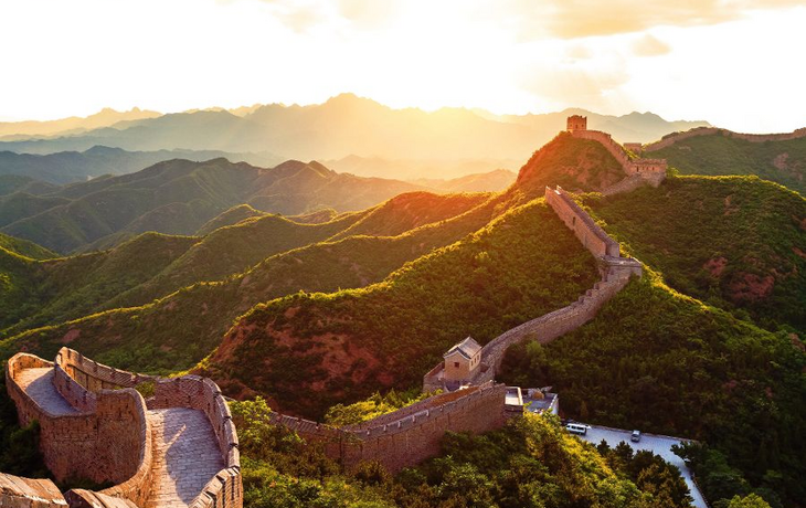 Chinesische Mauer unter Sonnenschein bei Sonnenuntergang