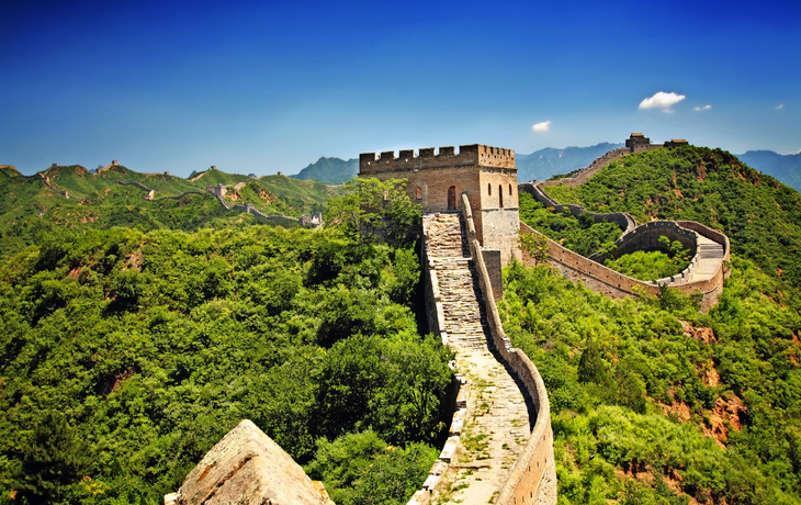 Die Große Mauer in China in der Nähe von Jinshanling an einem sonnigen Sommertag