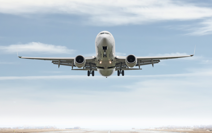 Passagierflugzeug startet von der Startbahn des Flughafens