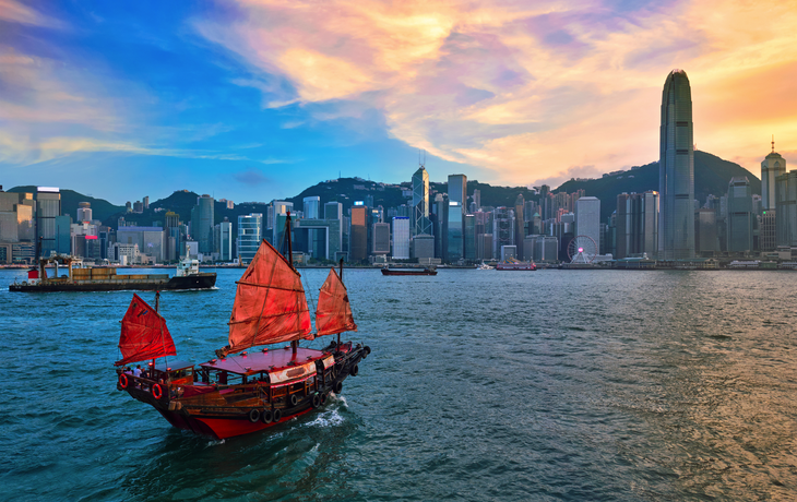 Dschunke im Victoria Harbour in Hongkong