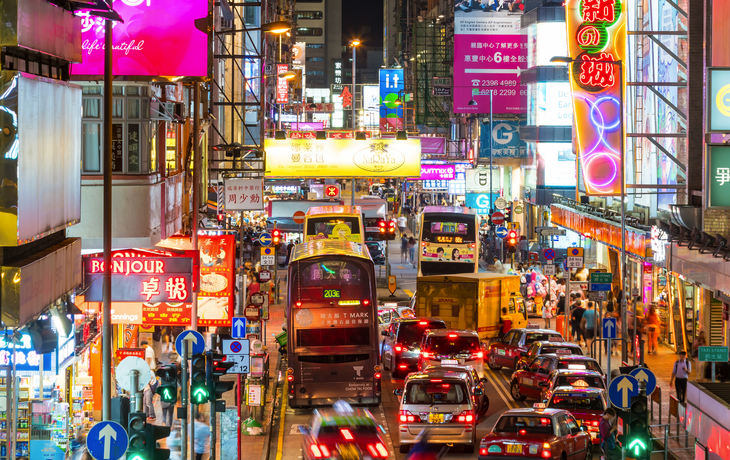 Neonlichter im Viertel Mong Kok in Hongkong