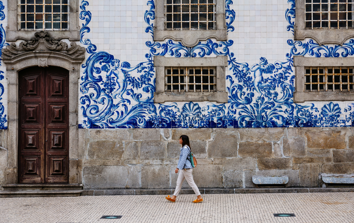 Azulejos-Kacheln über der Kapelle der Seelen in Porto, Portugal
