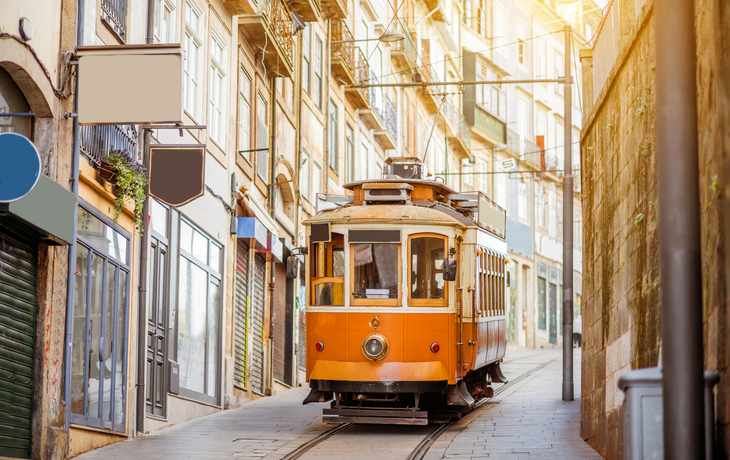 Straßenbahn in der Altstadt von Porto