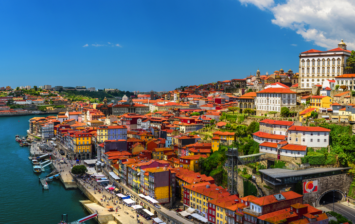 Panoramablick auf die Altstadt von Porto von der Dom-Luís-Brücke über den Douro