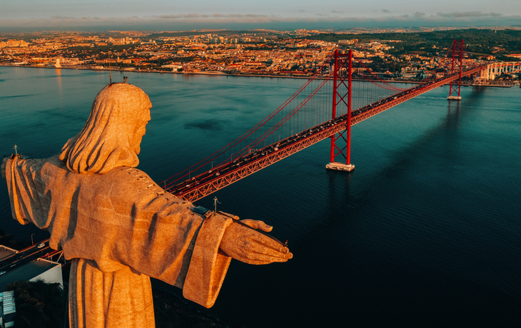 Luftaufnahme des Heiligtums „Christus der König“ (Santuario de Cristo Rei) in Lissabon, Portugal. 