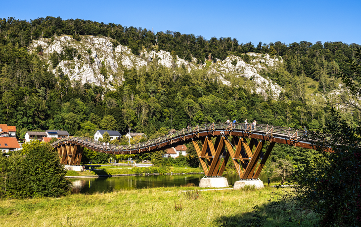 Holzbrücke Tatzelwurm in Essing an der Altmühl unterhalb der Burgruine Randeck