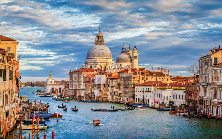 Canal Grande mit Basilica di Santa Maria della Salute bei Sonnenuntergang, Venedig