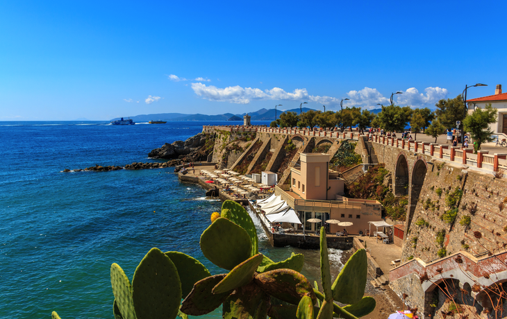 Blick auf die Terrasse Giovanni Bovio und den Leuchtturm von Rocchetta in Piombino