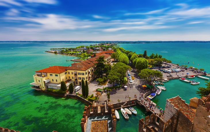 Gardasee,Blick von dem Castello Scaligero auf den Hafen von Sirmione,Brescia,Lombardei,Italien