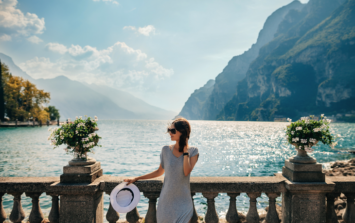 Frau, die sich am Gardasee entspannt