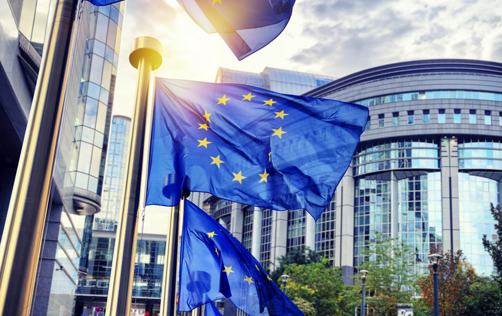 EU-Flaggen wehen vor dem Gebäude des Europäischen Parlaments in Brüssel