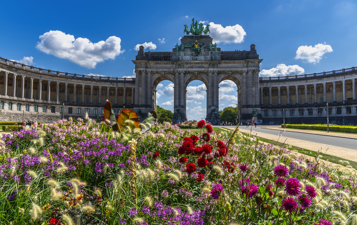 Jubelpark (Parc du Cinquantenaire) und Triumphbogen mit der bronzenen Quadriga in Brüssel 