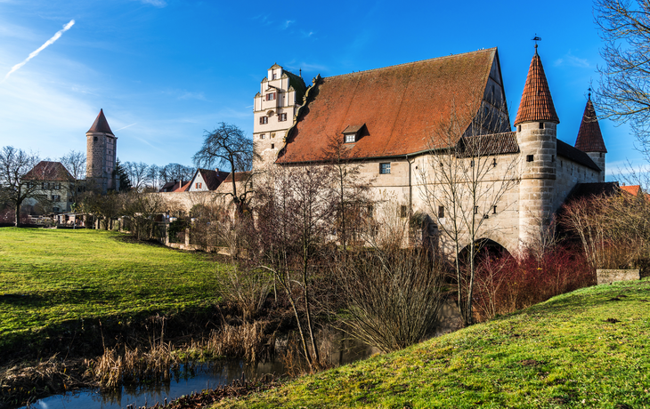Dinkelsbühl in Bayern an der Wörnitz mit Nördlinger Tor und Stadtmühle