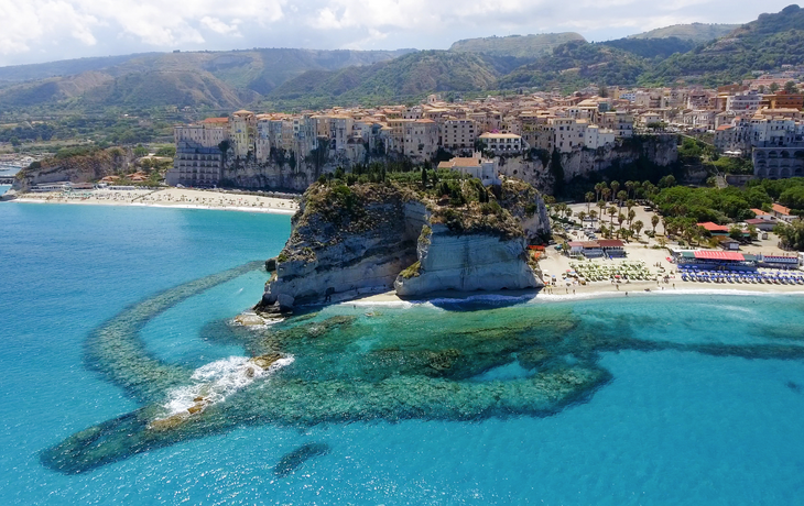 Luftaufnahme der Küste von Tropea in Kalabrien